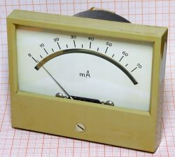 Analogowy miernik prądu z zakresem do 70 mA.
