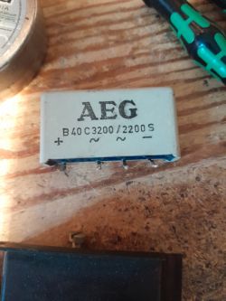Prostownik AEG B40C3200/2200S na drewnianym blacie roboczym obok wkrętaka