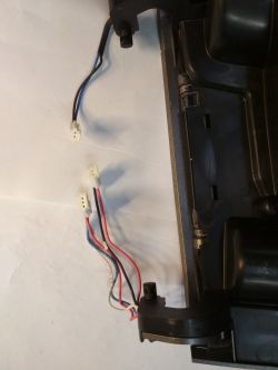 Przewody i złącza elektryczne odkurzacza.