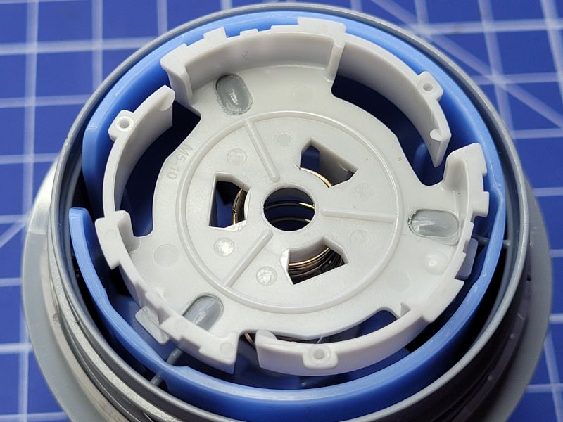 Applikator für Libre 2 Sensor mit Federmechanismus Nahaufnahme des Libre 2 Sensorapplikators mit sichtbar eingebautem Federmechanismus.