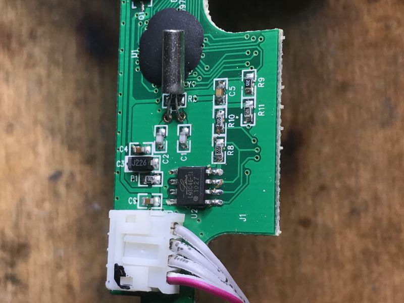 Zbliżenie na obwód drukowany z elementami elektronicznymi w klawiaturze.