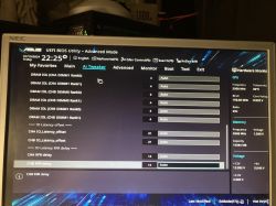 Widok ekranu UEFI BIOS Utility w trybie zaawansowanym na monitorze.