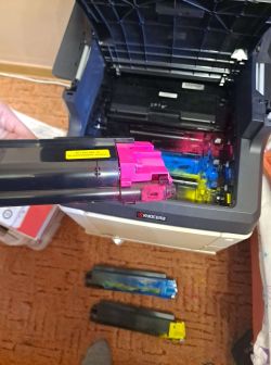 Otwarta drukarka Kyocera FS-C2126MFP+ z wyjętym pojemnikiem tonera Magenta.