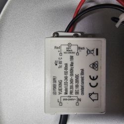 Zasilacz LED z modelu YUEXING LED 240-192-90 mA z widocznymi parametrami technicznymi.