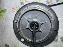 Koło hulajnogi z widocznym kablem i centralnym mechanizmem