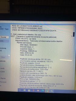 Ekran komputera wyświetlający diagnostykę samochodową z kodami błędów.