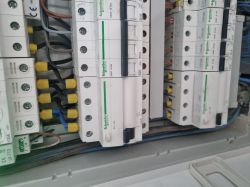 Gdzie najlepiej podłączyć podlicznik energii elektrycznej na tej rozdzielnicy?