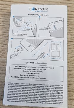 Opakowanie power banku Forever TB-100L 20000 mAh z instrukcją użytkowania.