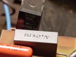 Zbliżenie elementów elektronicznych: triak BT138 i kondensator.