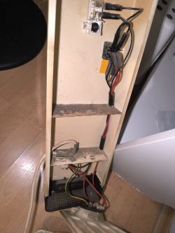 Zdjęcie wnętrza otwartego grzejnika z widocznymi przewodami i podzespołami elektrycznymi.