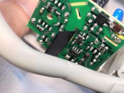 Zbliżenie na płytkę drukowaną z komponentami elektronicznymi.