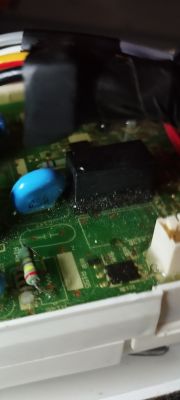 Zbliżenie na obwód drukowany z podzespołami elektronicznymi.