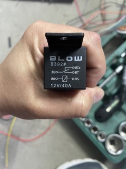 Podłączanie 5-pinowego przekaźnika do styków NC i COMM - pytanie o schemat