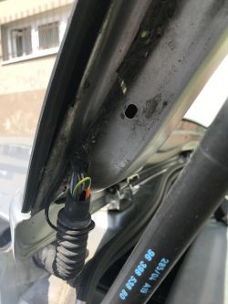 Zbliżenie na przerwany przewód w samochodzie