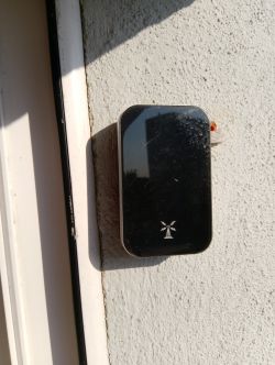 Jaki to nadajnik? - Zdjęcie tajemniczego urządzenia zza okna