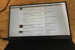 Przenośny monitor z wyświetloną stroną internetową, zasilany przez USB-C