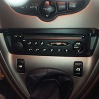 Clarion - Radio Citroen xsara picasso nie gra, brak info na wyświetlaczu