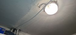 Kabel elektryczny wiszący pod sufitem z nieprzymocowaną końcówką.