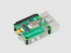 Płytka Raspberry Pi z modułem AI Hailo-8L M.2 na szarym tle.