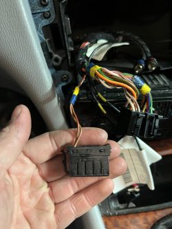 Podłączenie wzmacniacza samochodowego. Witam pod który kablem podbijać kabel wz