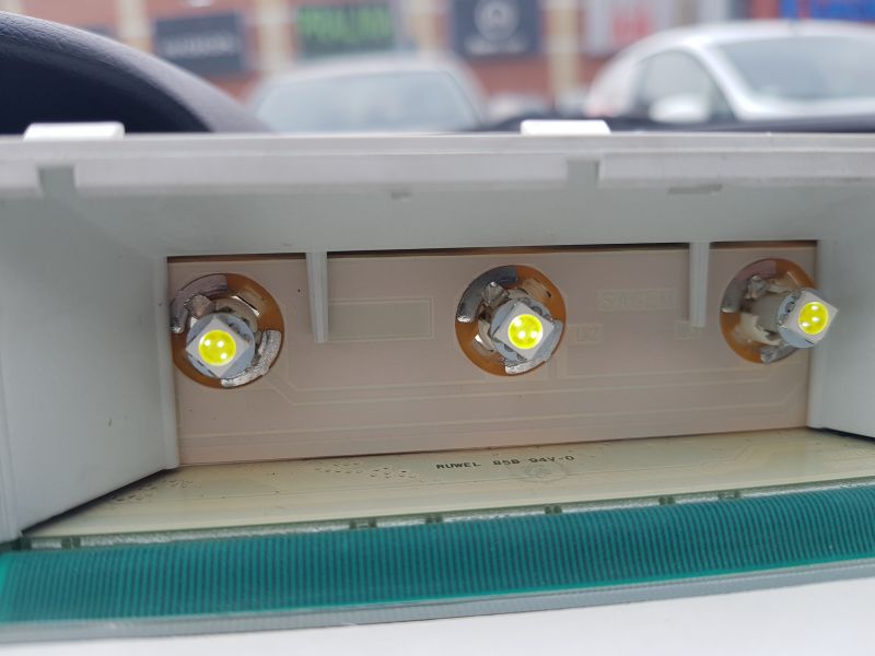 Złe świecenie LED w wyświetlaczu centralnym Peugeot 307 2002
