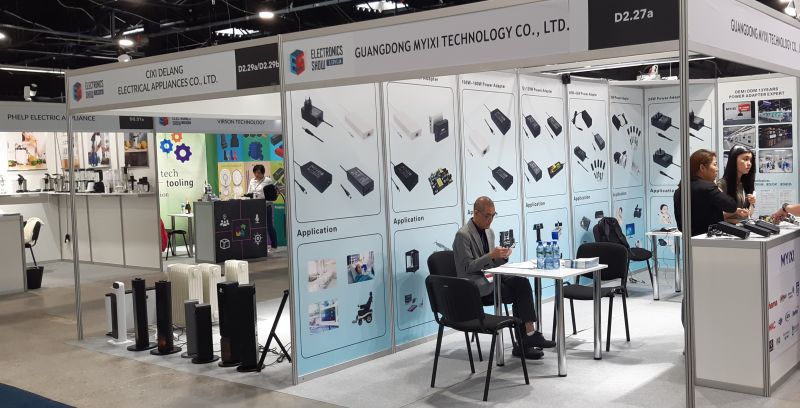 Stoisko firmy technologicznej na Międzynarodowych Targach Elektroniki Użytkowej 2024 z wystawcami i produktami elektronicznymi na wystawie.