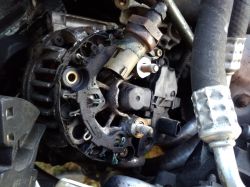 Alternator w samochodzie z wymontowanym regulatorem.