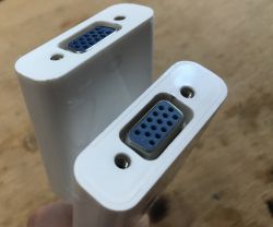 Wnętrze trzech różnych przejściówek Mini Display Port na VGA Wnętrze trzech różnych przejściówek Mini Display Port na VGA