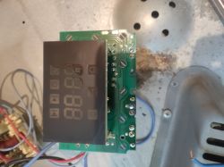 Wyświetlacz LED i płytka drukowana wewnątrz urządzenia elektronicznego