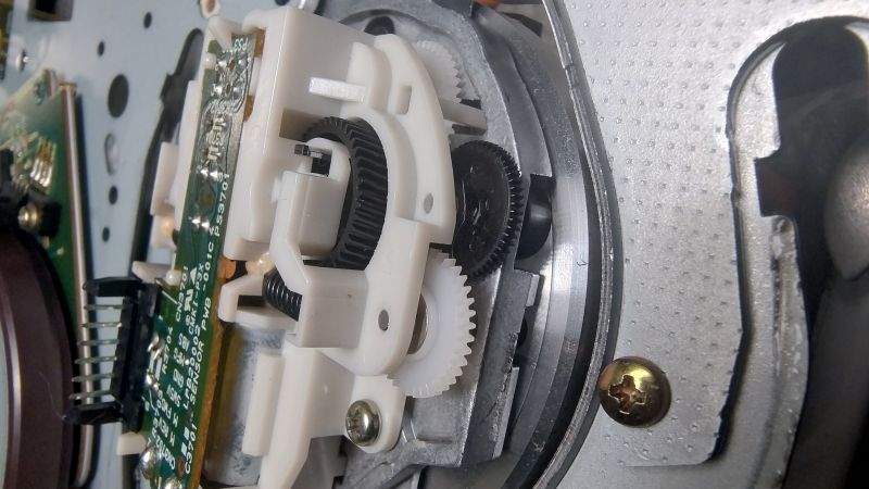 Zbliżenie na plastikowe i metalowe zębatki wewnątrz mechanizmu magnetowidu