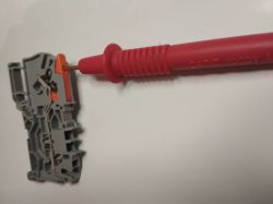 Nowa złączka WAGO TOPJOB S z dźwignią montowana na szynie rozdzielnicy.