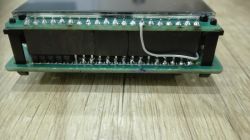 Elektronisches Display mit montierten Goldpins und einer Brücke am Kabel.