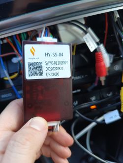 Moduł CANBUS HY-SS-04 podłączony w samochodzie