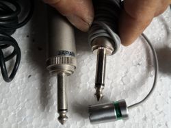 Dwa złącza jack 6,3 mm z mikrofonem na tle styropianu