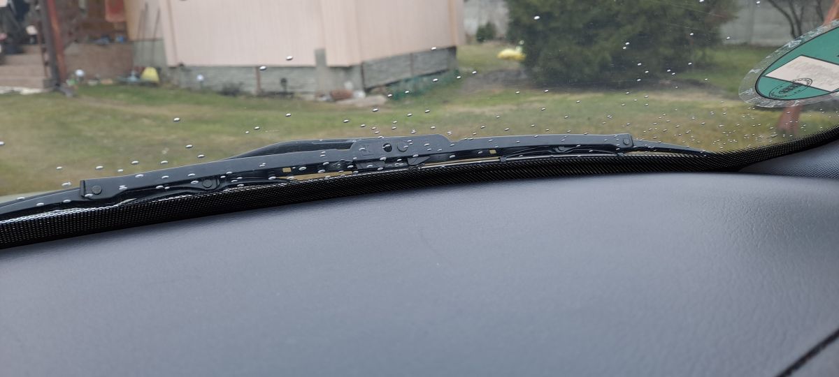 Przednia szyba w samochodzie od czasu pojawiają się kropki