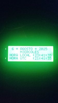 Podświetlany ekran LCD pokazujący datę 6 sierpnia 2025 i godzinę lokalną 23:41:35
