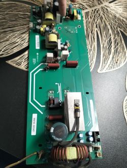 Uszkodzona płyta MPPT V2.03 z przypalonym rezystorem i komponentami elektronicznymi