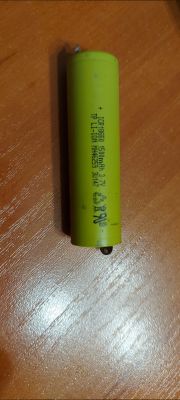 Bateria litowo-jonowa 1500mAh na drewnianym blacie
