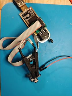 Programming Set with Micro Camera View of an SPI programming set with a connected clip and micro camera.