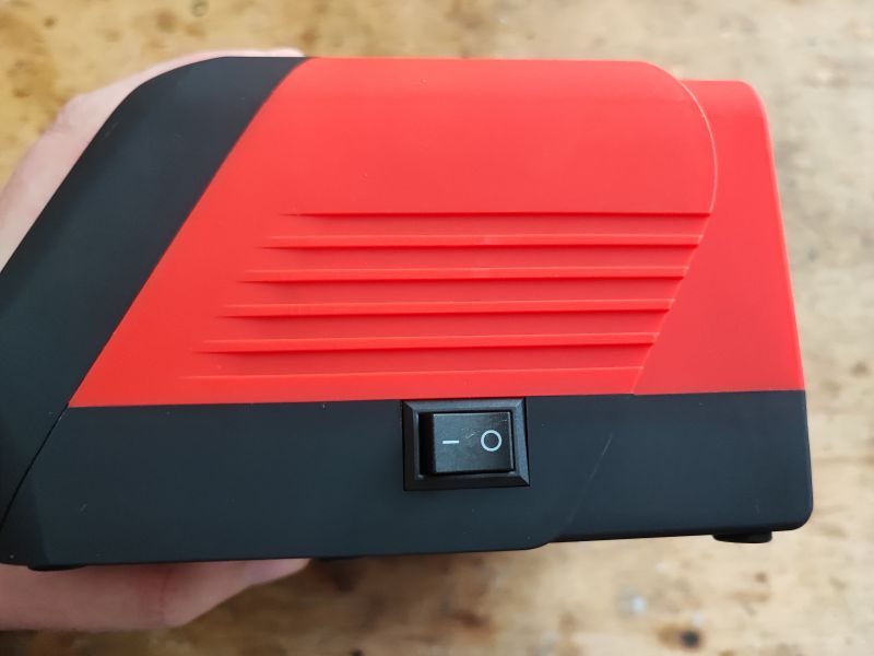 Widok bocznej części stacji lutowniczej Yato YT-82462 z wyraźnym przełącznikiem zasilania.