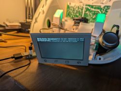 Rozebrane urządzenie elektroniczne z podłączonym ekranem LCD.