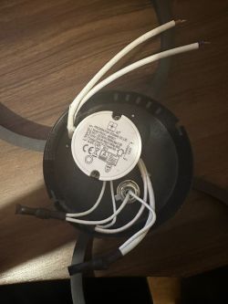 Zdjęcie zasilacza lampy LED z połączeniami przewodów.