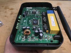 Wnętrze routera WiFi TP-Link TL-WR340G, analiza płytki Wnętrze routera WiFi TP-Link TL-WR340G, analiza płytki