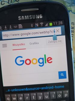 Samsung Galaxy z otwartą stroną Google w przeglądarce.