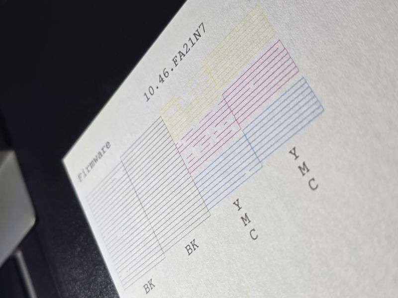Wydruk testowy Epson WF-7710 z przerywanymi liniami we wzorze dysz CMYK