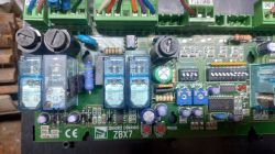 Płytka sterująca Came ZBX7 po naprawie uszkodzonych elementów Zbliżenie na płytkę sterującą Came ZBX7 z widocznymi przekaźnikami i elementami elektronicznymi