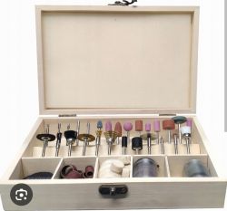 Zestaw akcesoriów do szlifierki Dremel w drewnianym pudełku.