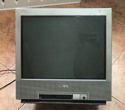 Telewizor kineskopowy Sony Trinitron KV-21FT1K z widocznym logotypem i panelem przednim