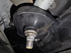 Pojedynczy widok na mechanizm wycieraczek samochodowych od dołu.