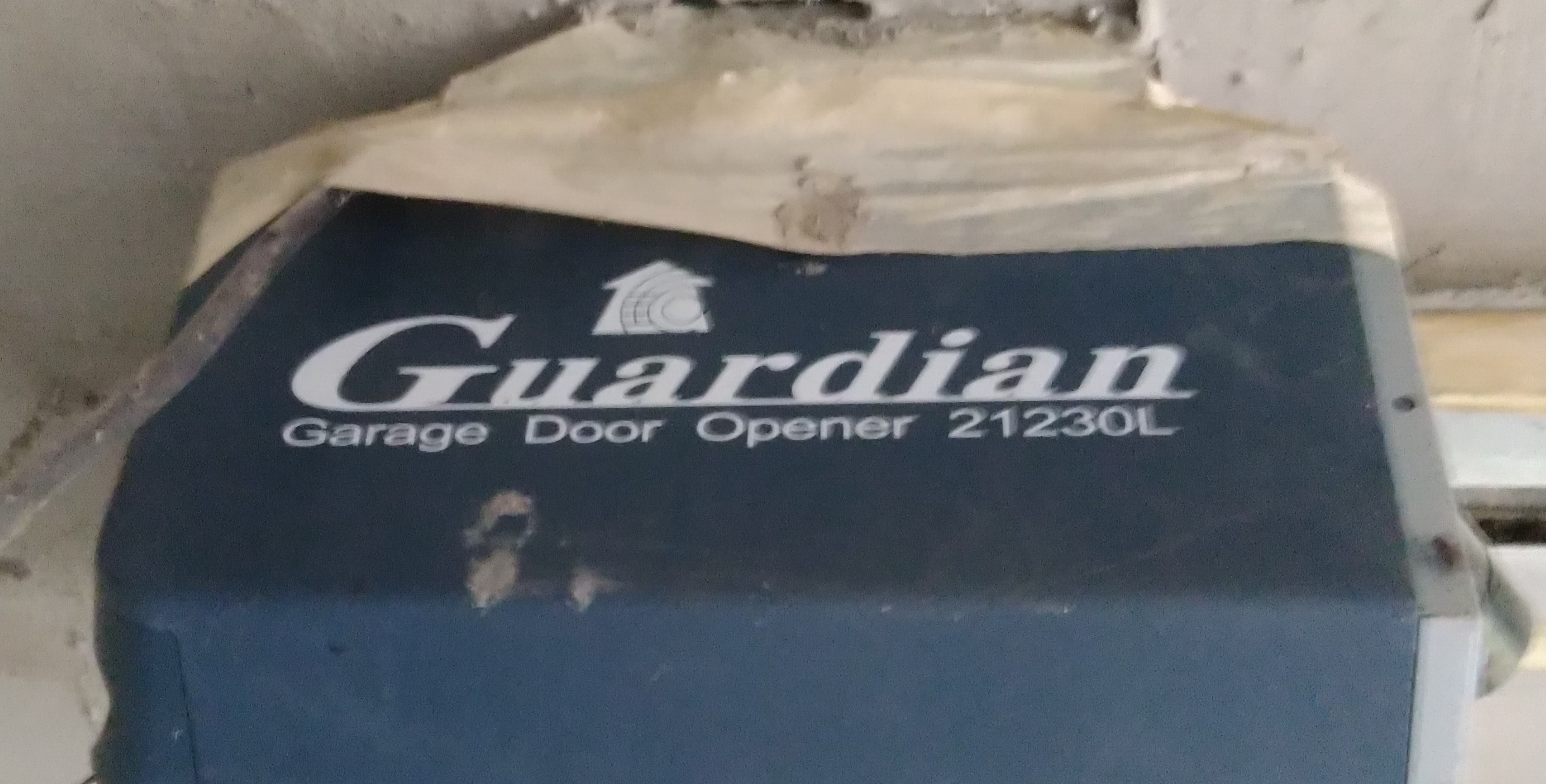 [Rozwiązano] Napęd Guardian garage door opener 21230l ułamany element